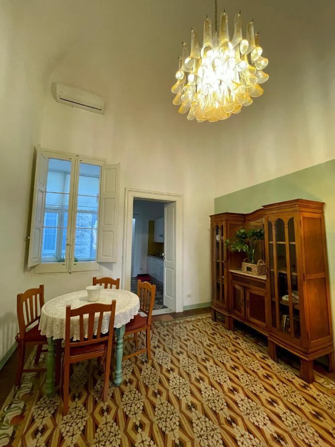 4 Balconi House-Appartamento Salentino Nel Centro Di Lecce Luaran gambar
